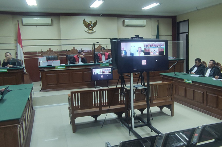 Vonis majelis hakim ini lebih rendah dari tuntutan jaksa KPK yaitu 12 tahun. Hukuman denda juga turun karena tuntutan jaksa KPK adalah denda Rp500 juta subsider 6 bulan kurungan. Demikian pula untuk nilai uang pengganti meski sama Rp9,7 miliar, namun hukuman tambahan apabila tidak mampu membayar berkurang. Hukuman tambahan di tuntutan lima tahun, sementara vonis majelis hakim hanya tiga tahun.