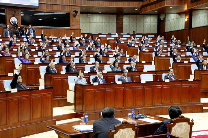 Heng Samrin, anggota parlemen yang memimpin rapat, mengumumkan bahwa Hun Manet terpilih dengan suara bulat.