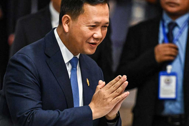 Beberapa hari setelah kemenangannya pada pemilu, Hun Sen mengumumkan bahwa ia mengundurkan diri dan menyerahkan kekuasaannya kepada Hun Manet setelah hampir empat dekade berkuasa.