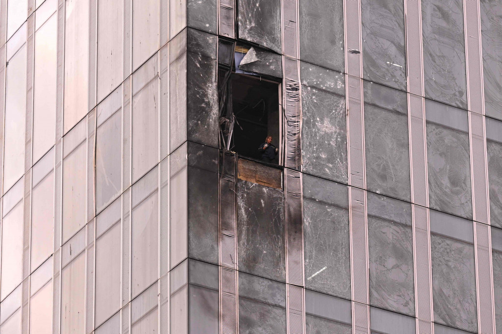 Serangan terbaru di Moskow terjadi beberapa jam setelah pihak berwenang Ukraina mengatakan artileri Rusia menghantam dua desa di dekat kota Lyman, Ukraina timur, menewaskan tiga orang dan melukai dua lainnya.