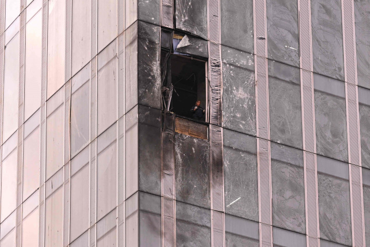 Serangan terbaru di Moskow terjadi beberapa jam setelah pihak berwenang Ukraina mengatakan artileri Rusia menghantam dua desa di dekat kota Lyman, Ukraina timur, menewaskan tiga orang dan melukai dua lainnya.