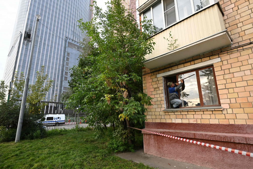 Rekaman yang diposting ke Telegram oleh surat kabar harian Rusia Izvestia menunjukkan sebuah truk pemadam kebakaran dan kendaraan layanan darurat lainnya berbaris di sepanjang jalan di bawah sekelompok gedung pencakar langit yang terang benderang. Satu jendela di gedung bertingkat tampak rusak.