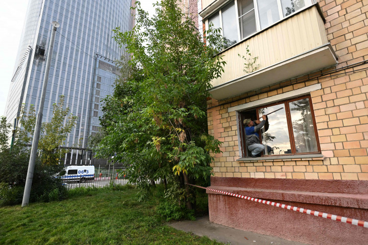 Rekaman yang diposting ke Telegram oleh surat kabar harian Rusia Izvestia menunjukkan sebuah truk pemadam kebakaran dan kendaraan layanan darurat lainnya berbaris di sepanjang jalan di bawah sekelompok gedung pencakar langit yang terang benderang. Satu jendela di gedung bertingkat tampak rusak.