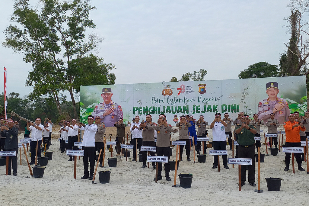 Untuk melestarikan lahan eks penambangan pasir timah agar tetap hijau, Kepolisian daerah (Polda) Bangka Belitung (Babel) melakukan penanaman pohon secara serentak.
