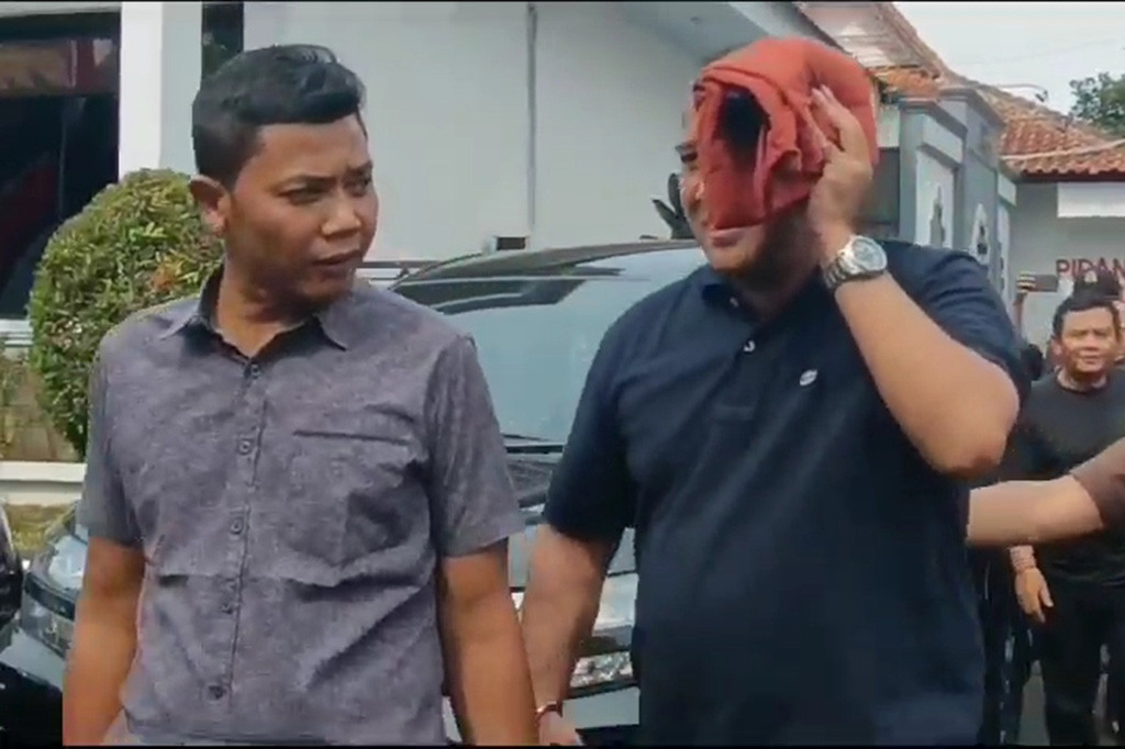 Kasus dugaan proyek fiktif yang dilakukan oleh pegawai Kejaksaan Negeri (Kejari) Ciamis terungkap setelah pemborong bernama Usep Saeful Huda melaporkan DT bersama empat rekannya ke Polisi lantaran proyek rehabilitasi atap sekolah yang dijanjikannya tersangka tak terbukti.