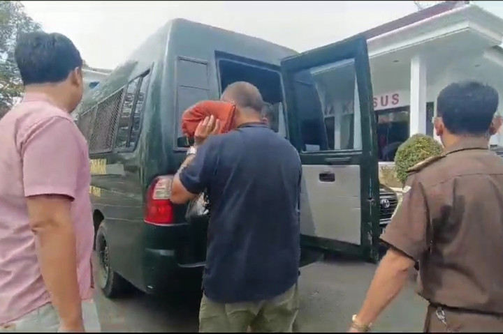 Usep Saeful Huda mengatakan, pelaku berjanji akan memberikan proyek rehabilitasi atap sekolah se-Tasikmalaya dengan nilai miliaran rupiah jika menyetor uang sebesar Rp400 juta dan setelah uang disetorkan kepada pelaku bersama rekannya pekerjaan itu tidak kunjung ada. Namun, dirinya sudah menunggu proyek pekerjaan itu berbulan-bulan yang ditawarkan karena sudah keterlaluan akhirnya melaporkan atas penipuan tersebut.