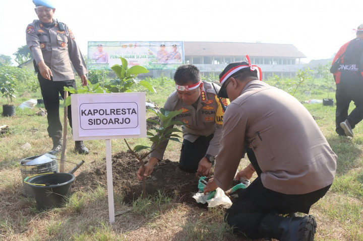 Seperti yang dilakukan Polresta Sidoarjo menaman pohon di wilayah Ketapang Kecamatan Tanggulangin. Gerakan bakti sosial pelestarian alam itu juga merangkul sejumlah elemen.