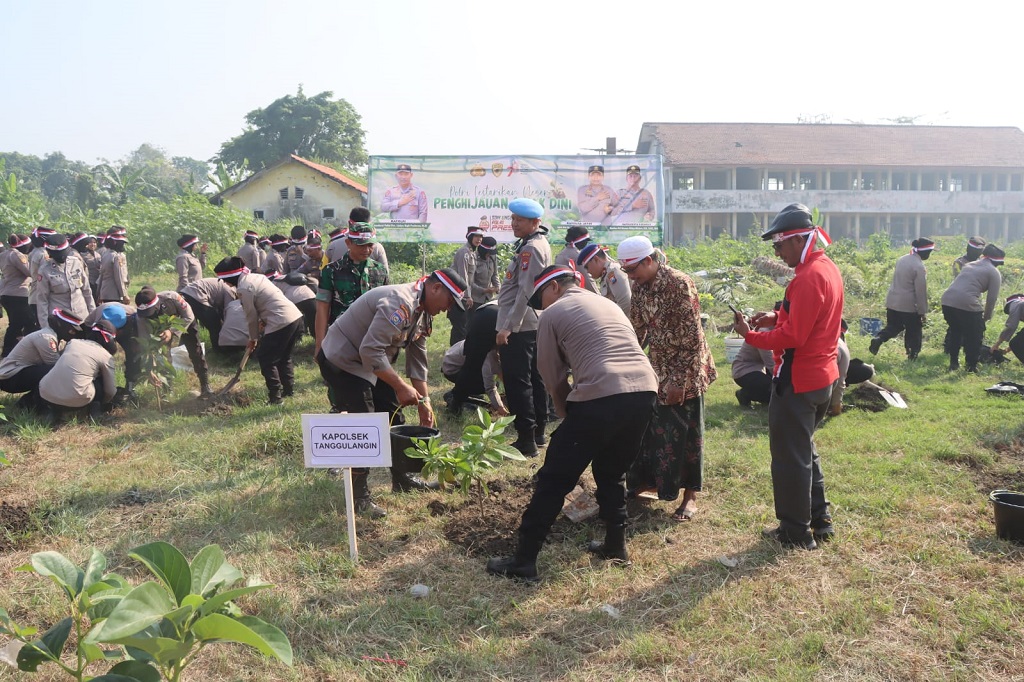 Peduli penghijauan, Polri serentak menanam pohon mulai mabes hingga tingkat polsek, Rabu, 23 Agustus 2023.