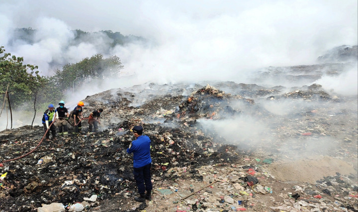 Kepala UPTD Pengelola Sampah TPA/TPST Regional Dinas Lingkungan Hidup (DLH) Jawa Barat, Arief Perdana menjelaskan, penyebab sulitnya api dipadamkan karena dalam gunungan sampah terdapat kandungan gas metan yang terus menyebar.