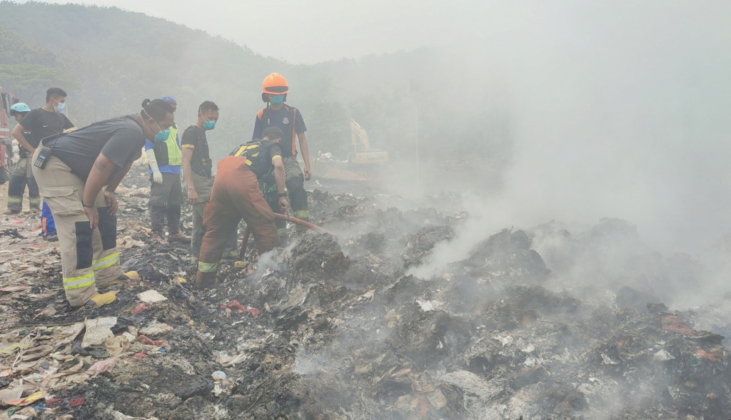Kebakaran sampah di TPA Sarimukti, Kabupaten Bandung Barat masih belum bisa dipadamkan. Pada hari kelima, cakupan yang terbakar bahkan makin meluas hingga 21 hektare lebih.