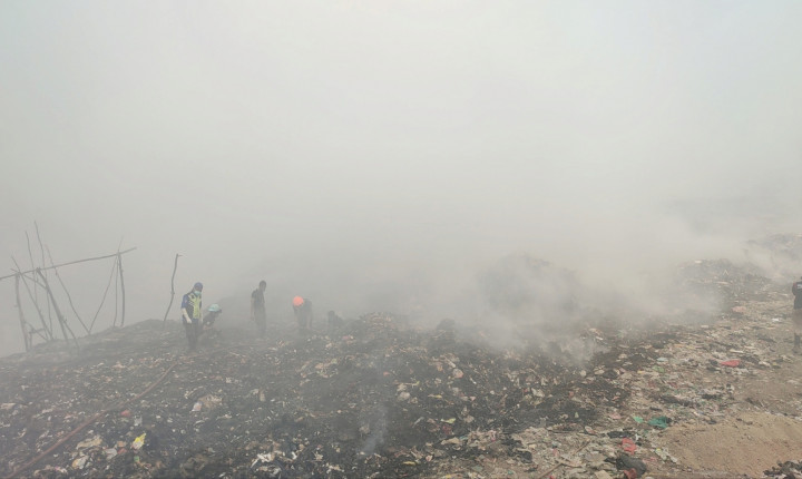 Sejauh ini proses pemadaman dilakukan secara manual mengandalkan petugas untuk mengendalikan api. Pihaknya akan berkoordinasi dengan Badan Penanggulangan Bencana Daerah (BPBD) untuk mencari solusi lain, termasuk pemadaman secara vertikal dari udara menggunakan helikopter dengan cara hujan buatan. 