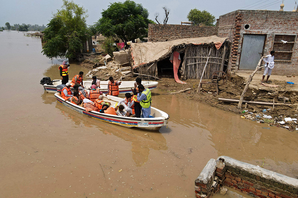 Kepala pemerintahan Punjab, Mohsin Naqvi, mengatakan bahwa hujan monsun telah mendorong pihak berwenang di India untuk membuang kelebihan air waduk ke sungai Sutlej, yang menyebabkan banjir di bagian hilir di sisi perbatasan Pakistan.