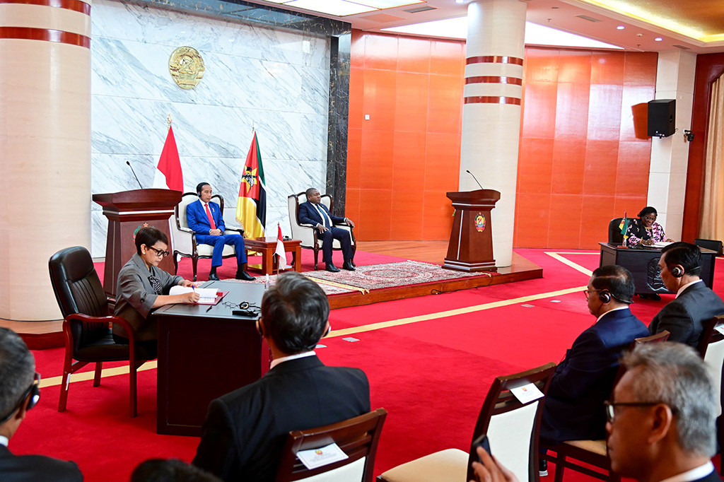 Presiden Joko Widodo dan Presiden Republik Mozambik Filipe Nyusi sepakat untuk optimalkan Preferential Trade Agreement (PTA) Indonesia-Mozambik. Hal tersebut disampaikan Presiden Jokowi dalam keterangannya usai melaksanakan pertemuan bilateral dengan Presiden Nyusi di Kantor Presiden Republik Mozambik, Maputo, Republik Mozambik, pada Rabu, 23 Agustus 2023.
