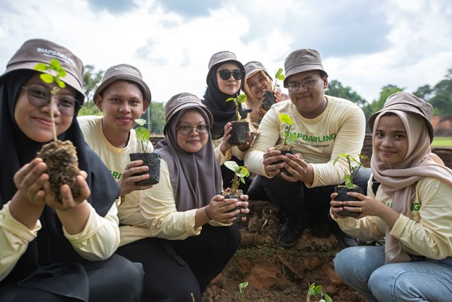 Gerakan Siap Darling bersama bibit pohon masing-masing.