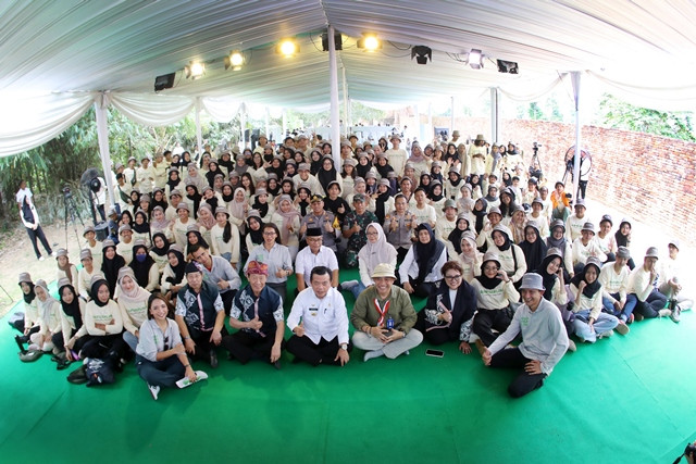 Foto bersama dengan Program Director Djarum Foundation F.X. Supanji, Gubernur Provinsi Jambi Al Haris, dan Kepala Balai Pelestarian dan Kebudayaan Provinsi Jambi dan Bangka Belitung Agus Widiatmoko.
