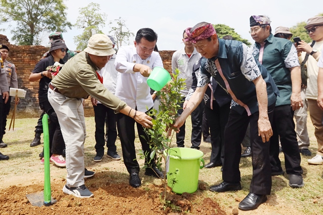 Sesi Seremonial Penanaman bersama (mulai dari kiri) Kepala Balai Pelestarian Kebudayaan Wilayah V Provinsi Jambi dan Bangka Belitung Agus Widiatmoko, Gubernur Provinsi Jambi Al Haris, Program Director Bakti Lingkungan Djarum Foundation, F.X. Supanji.
