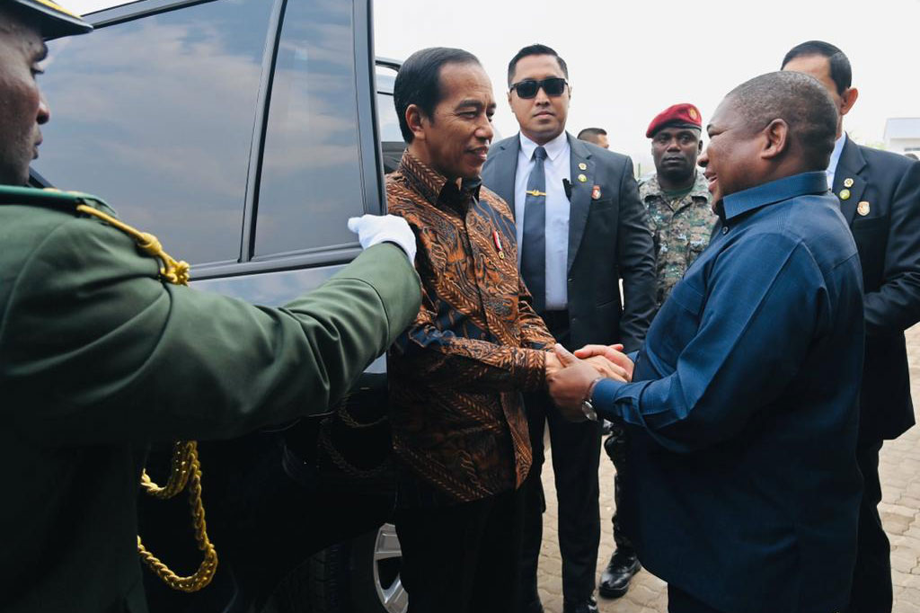 Tiba sekira pukul 08.45 waktu setempat (WS) atau pukul 13.45 WIB, Jokowi yang mengenakan pakaian batik lengan panjang disambut Presiden Republik Mozambik Filipe Nyusi.