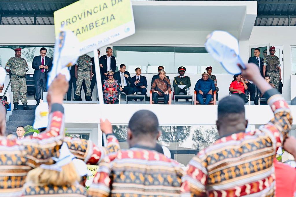Perwakilan dari 11 provinsi yang ada di Mozambik dengan mengenakan pakaian adatnya secara bergantian melintas di hadapan kedua kepala negara.