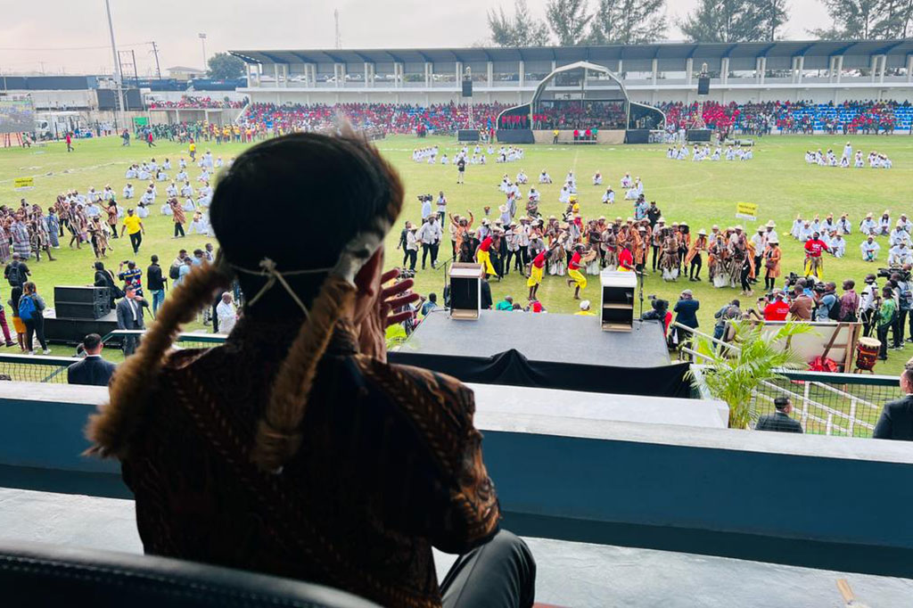Setelah parade selesai, acara pun dilanjutkan dengan penampilan tarian kolosal diikuti dengan penampilan tari setiap provinsi.