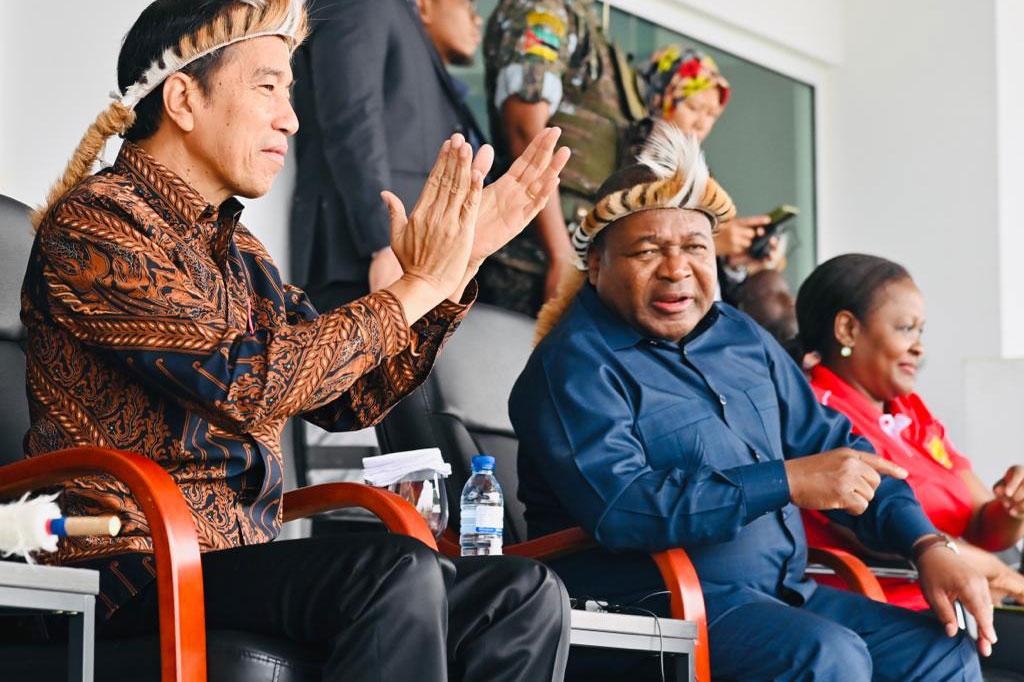 Tampak kedua pemimpin negara menikmati setiap penampilan dari acara kesenian yang rutin dilaksanakan setiap tahunnya di Mozambik tersebut.