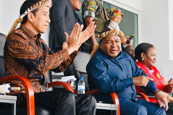 Tampak kedua pemimpin negara menikmati setiap penampilan dari acara kesenian yang rutin dilaksanakan setiap tahunnya di Mozambik tersebut.