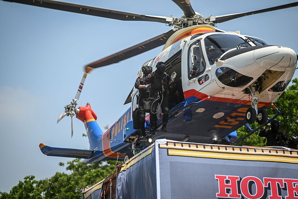 Dalam simulasi kali ini, diperagakan simulasi pengamanan berbagai tahapan Pemilu 2024 antara lain, persiapan pemilu berupa distribusi surat suara, masa kampanye, masa tenang, tahapan pemungutan suara, penetapan hasil pemungutan suara, hingga adanya unjuk rasa dari pihak yang menentang hasil Pemilu 2024 di KPU provinsi serta simulasi pembebasan sandera.