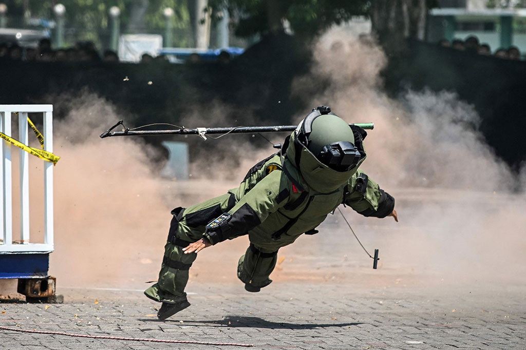 Seorang petugas polisi dari unit penjinak bahan peledak mengikuti latihan pengamanan jelang pemilu tahun depan di Sidoarjo, Jawa Timur, pada 23 Agustus 2023.