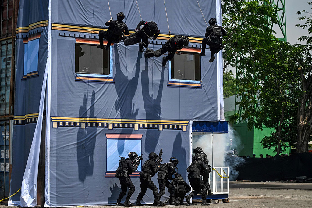 Simulasi Sispamkota di GOR Sidoarjo yang disaksikan langsung Kapolda Jatim Irjen Toni Harmanto, Karojianstra Sops Polri Brigjen Jhonny Edison Isir, Kasdam V Brawijaya, Asistensi I Gubernur Jawa Timur, Ketua KPU Jatim, Bawaslu Jatim, Pejabat utama Polda Jatim, serta Kapolrestabes/Kapolresta/Kapolres jajaran Polda Jatim merupakan wujud kesiapan Polri dalam mengamankan setiap tahapan Pemilu 2024.