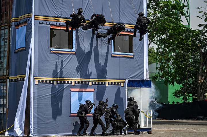 Simulasi Sispamkota di GOR Sidoarjo yang disaksikan langsung Kapolda Jatim Irjen Toni Harmanto, Karojianstra Sops Polri Brigjen Jhonny Edison Isir, Kasdam V Brawijaya, Asistensi I Gubernur Jawa Timur, Ketua KPU Jatim, Bawaslu Jatim, Pejabat utama Polda Jatim, serta Kapolrestabes/Kapolresta/Kapolres jajaran Polda Jatim merupakan wujud kesiapan Polri dalam mengamankan setiap tahapan Pemilu 2024.