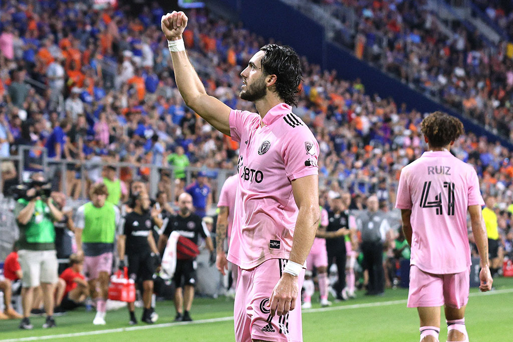 Miami tertinggal 2-0 saat waktu tersisa 22 menit, sebelum Messi melepaskan tendangan bebas dari kiri yang disundul oleh Leonardo Campana. Skor menjadi 2-1.