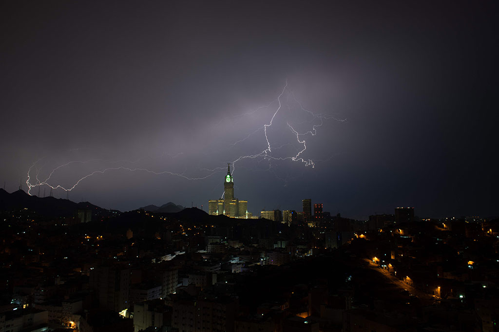 Badai dahsyat menutup sekolah-sekolah pada hari Rabu di wilayah Mekkah, Arab Saudi, rumah bagi situs paling suci umat Islam, Masjidil Haram, yang dilanda hujan lebat dan angin semalaman, kata para saksi mata.