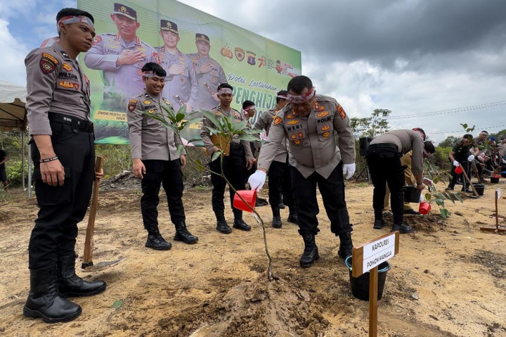 Kegiatan dimulai dengan penanaman ribuan bibit pohon dan membangun kampung durian di Kecamatan Barong Tongkok. Kapolres Kubar, AKBP Heri Rusyaman menerangkan pihaknya bertugas menanam dan menyuplai bibit pohon yang dibutuhkan. Sementara Pemkab Kubar bertugas mencari wilayah tandus yang harus ditanami dan menentukan program hutan adat di tiap kecamatan.