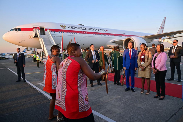 Dari Bandar Udara Internasional O.R. Tambo, Presiden Jokowi dan rombongan langsung menuju hotel tempatnya bermalam selama di Johannesburg. Di hotel tersebut, Presiden Jokowi disambut oleh Konsul Jenderal RI Cape Town Tudiono serta sejumlah masyarakat Indonesia di Afrika Selatan.