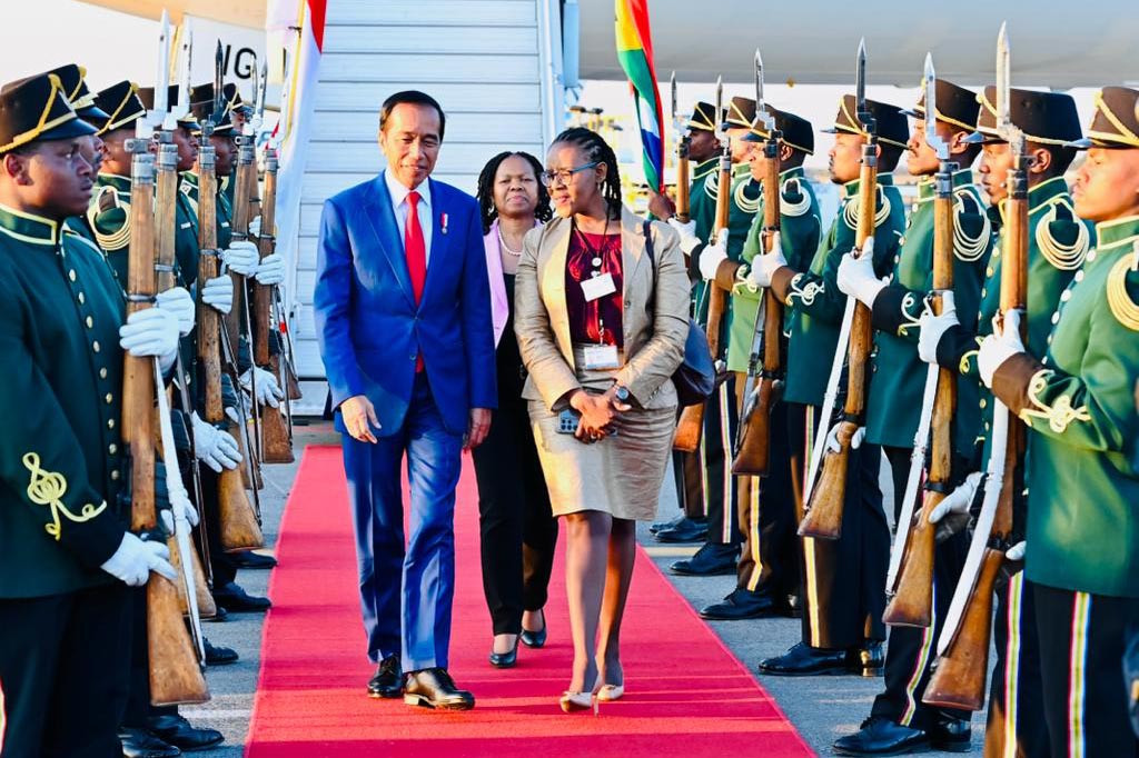 Di bawah tangga pesawat, Presiden Jokowi disambut langsung oleh Menteri Kehutanan, Perikanan, dan Lingkungan Afrika Selatan Barbara Creecy, Manajer Senior Departemen Hubungan Internasional dan
Kerjasama (DIRCO) Afrika Selatan Sindiswa Mququ, serta Duta Besar RI untuk Republik Afrika Selatan Saud Purwanto Krisnawan beserta istri.