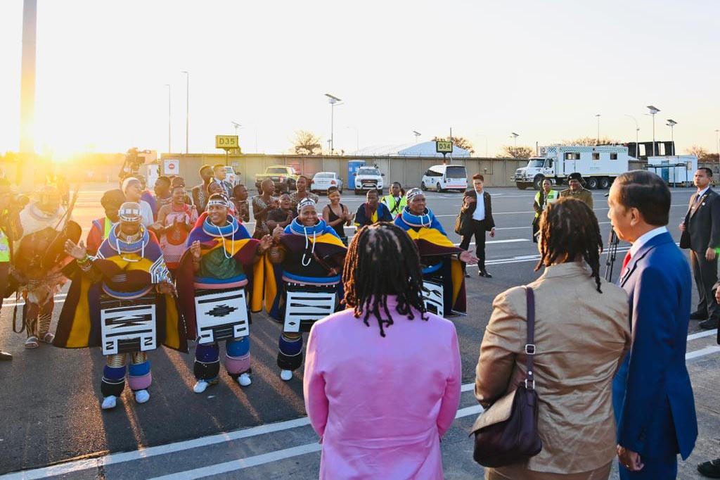 Di bandara tersebut, Presiden Jokowi juga turut disambut dengan Tari Zulu yang merupakan tarian penyambutan dari Afrika Selatan.