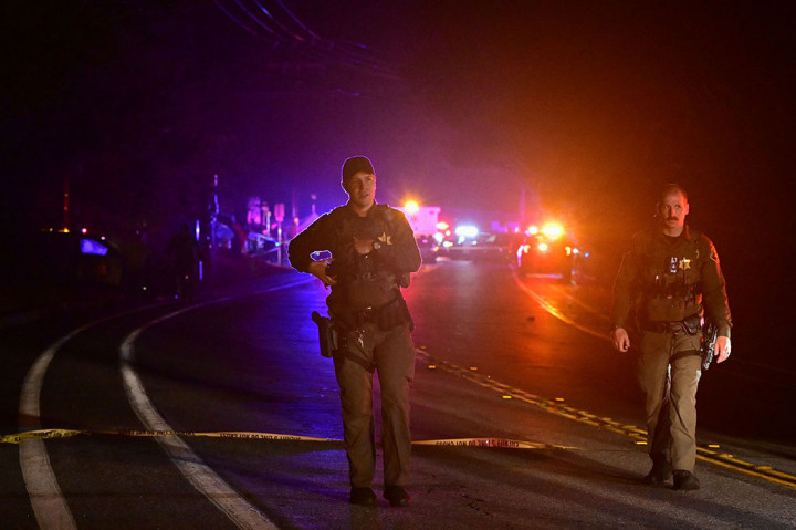 Penembak juga tewas dalam insiden tersebut, dan polisi mengatakan ada penembakan yang melibatkan petugas di lokasi, tetapi tidak ada yang terluka. 
