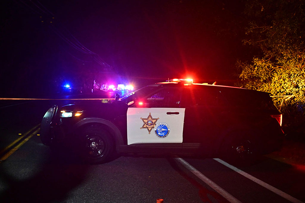 Surat kabar itu mengatakan pria bersenjata itu adalah mantan petugas penegak hukum. The Los Angeles Times, mengutip sumber, mengatakan pria bersenjata itu adalah pensiunan petugas dari Ventura County, utara Los Angeles.