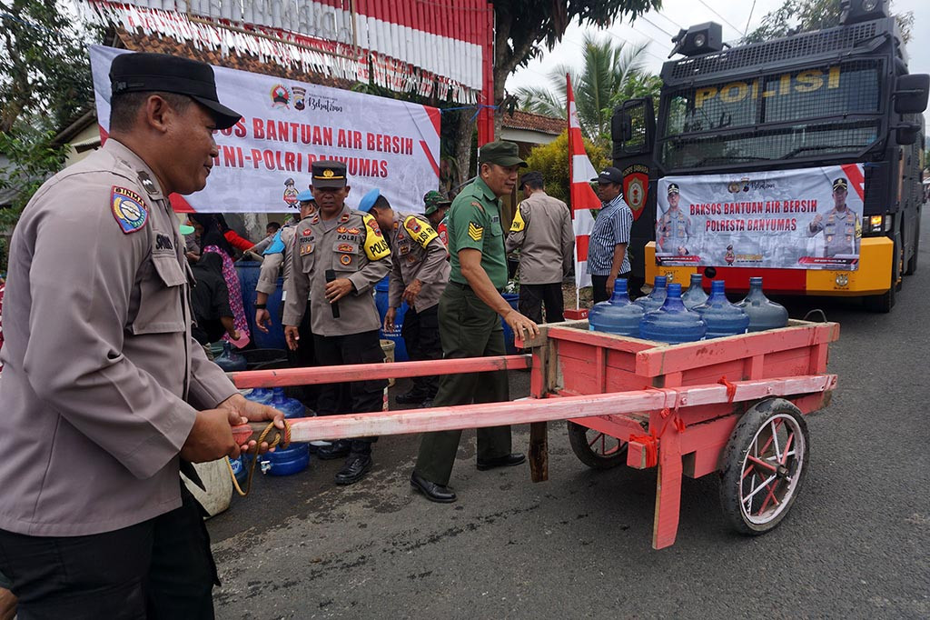 Tidak kurang dari 2 ribu warga di Desa Tipar, Kecamatan Rawalo, Banyumas, Jawa Tengah (Jateng) mengalami krisis air bersih. Air di desa setempat menguning, sehingga harus membeli air bersih dengan harga Rp5 ribu per galon. Karena itulah, Polresta Banyumas mengirimkan bantuan air bersih ke desa setempat.