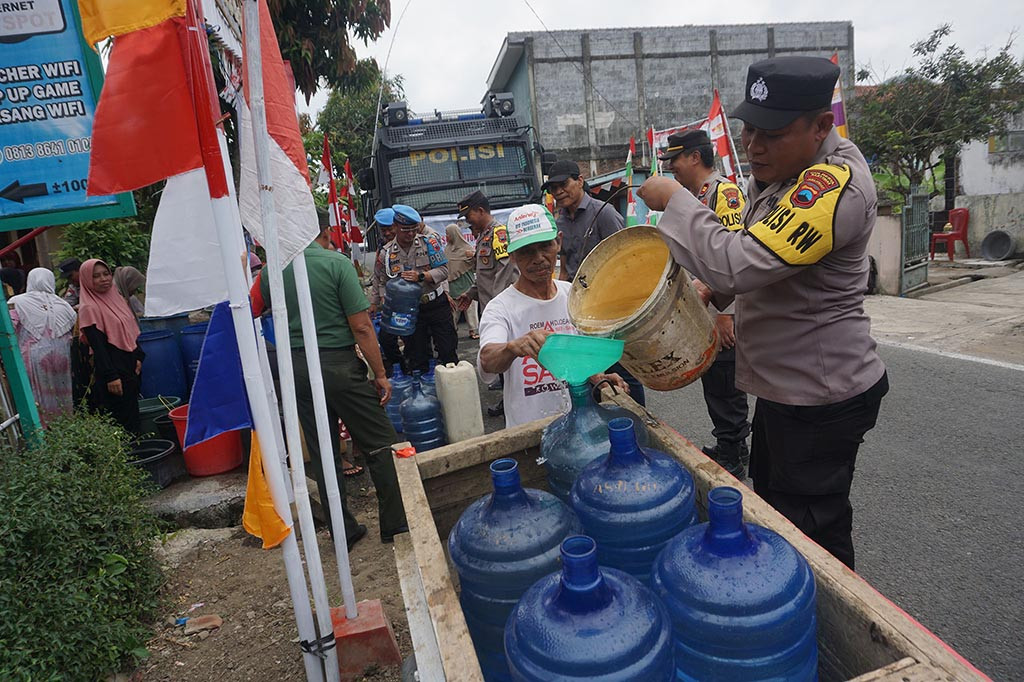 Salah seorang warga Desa Tipar, Suwarto, 63, mengatakan bahwa air sumurnya menguning dan berkerak.