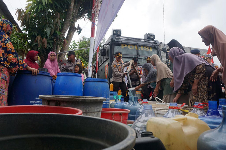 Sementara Kapolresta Banyumas Kombes Edy Suranta Sitepu menyatakan bahwa membawa kendaraan taktis water canon berisi 7 ribu liter untuk mengangkut air bersih bagi warga Desa Tipar. Selain itu juga ada mobil
tangki jumbo berkapasitas 20 ribu liter.