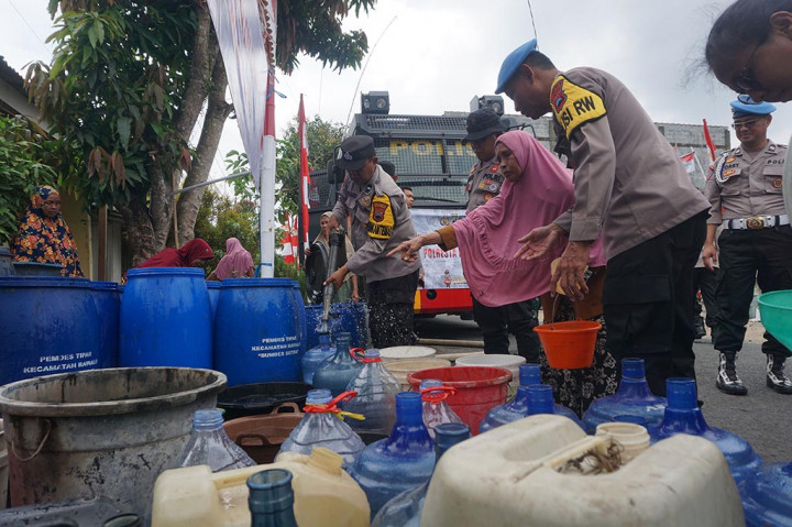 Warga lainnya, Partini, 70, mengatakan karena air sumurnya menguning, maka dia harus membeli air galon.