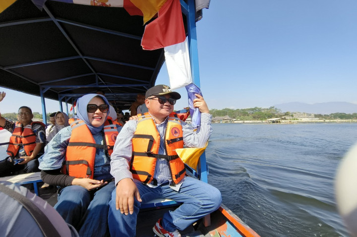 Pemerintah Provinsi Jawa Barat melakukan soft launching wajah baru Situ Bagendit usai direvitalisasi dan objek wisata yang berada di Kecamatan Banyuresmi, Kabupaten Garut, kini telah dapat dioperasionalkan secara optimal.