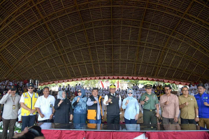 Ia mengatakan, tanaman eceng gondok dan teratai memang merupakan masalah khas di Situ Bagendit tapi mempersilakan Pemkab Garut untuk mengusulkan bantuan peralatan untuk pembersihan tanaman gulma tersebut. Namun, revitalisasi kawasan objek wisata Situ Bangendit dapat terlaksana yang tak lain dari permintaan langsung kepada Presiden Joko Widodo yang menilai, Jabar merupakan provinsi yang paling banyak hidrologinya.