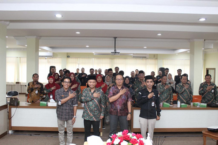 Ia menjelaskan, rapat koordinasi yang dilaksanakan di ruang pertemuan Lantai 2 Kantor KPU Riau menghadirkan dua pemateri ahli di bidang media sosial dan pembuatan konten, Eko Faizin dan Hermawan Hariadi. Sesi pertama dibuka dengan Hermawan Hariadi, fotografer dan videografer independen sekaligus pimpinan CV Siak Video. Dalam materinya, Hermawan menyampaikan kiat-kiat membuat konten yang menarik seperti pengambilan sudut gambar, editing, naskah, hingga peralatan penunjang seperti tripod dan mikrofon.