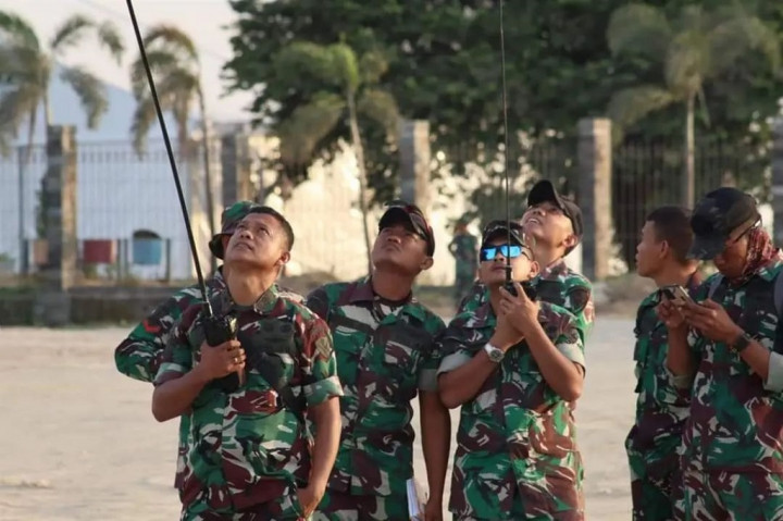 Pelaksanaan kegiatan ini dilaksanakan oleh 10 personel dipimpin Letda Pas Aris Supriyono. Dalam penerjunan tersebut terdapat 3 peterjun yang membawa bendera diantaranya Bendera Merah Putih, Bendera Satuan Batalyon Komando 466 Kopasgat dan Bendera Kopasgat. 