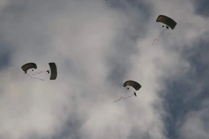 Kegiatan ini dilaksanakan dengan menggunakan pesawat Helikopter NAS-332/H-3214 Skadron Udara 6 Wing Udara 5 Lanud Sultan Hasanuddin.