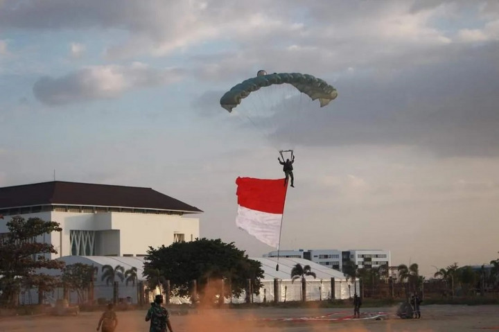 Komandan Batalyon Komando 466 Kopasgat Letkol Pas Frian Alfa Risdar, menyaksikan secara langsung kegiatan penerjunan free fall gabungan dari Mawingko II Kopasgat dengan Dropping Zone (DZ) di lapangan belakang Masjid 99 Kubah CPI Makassar, Jln. Penghibur, No. 289. Losari, Kec. Ujung Pandang, Kota Makassar, Sulsel. Rabu, 23 Agustus 2023.