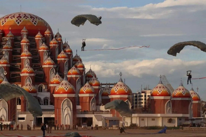 Tujuan dilaksanakan kegiatan free fall dengan DZ di lapangan belakang Masjid 99 Kubah CPI Makassar adalah sebagai bentuk dukungan dalam acara festival Makassar International Eight Festival dan Forum 2023 Kota Makassar.