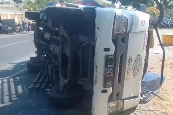 Dalam video rekaman warga menunjukan kondisi pikap berwarna putih bernomor polisi K 8141 DA, terguling menutup sebagian jalan Pantura Kudus-Pati turut Desa Gondoharum, Kecamatan Jekulo, Kabupaten Kudus. Dimana pikap terguling sebelumnya, terlihat kecelakaan dengan bus sinar mandiri dari surabaya menuju semarang. LPikap yang terguling menutup sebagian jalan, serta muatan ikan tongkol yang hendak dikirim tersebut berserakan di jalan.