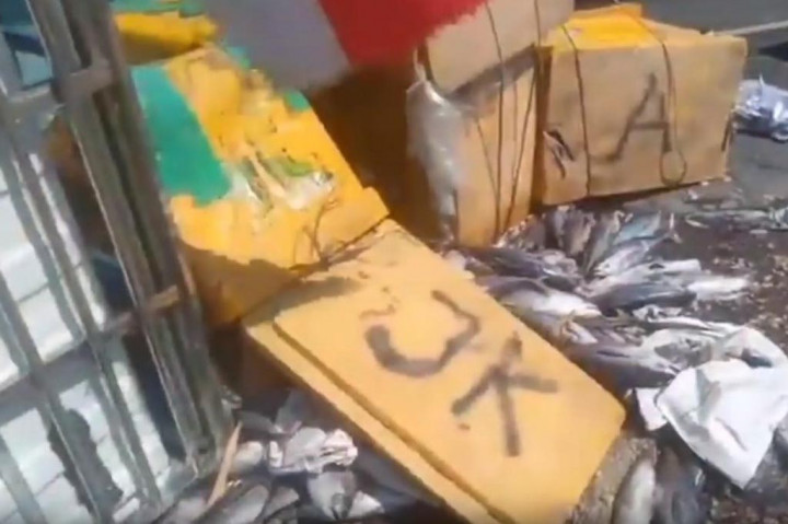 Kecelakaan berawal sesaat mobil pikap muatan ikan yang berjalan dari Pati menuju arah Kudus mendadak mengurangi kecepatan sesaat terdapat sebuah mobil didepanya putar balik. Kondisi yang terlalu dekat, membuat bus sinar mandiri yang berjalan searah menabrak bagian belakang mobil pikap dan terguling menyebrang ke lawan arah.